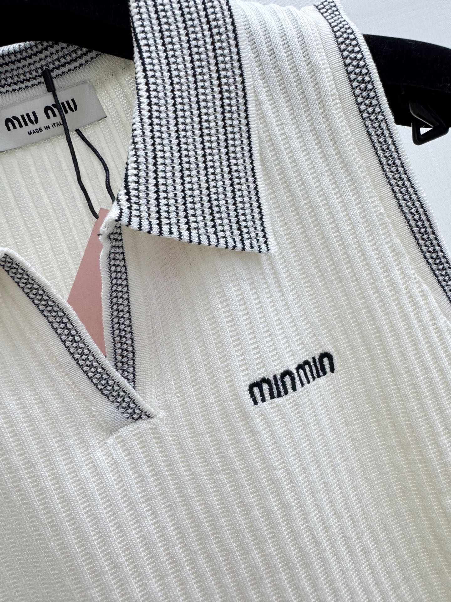MIUMI* 简约Polo领针织背心，Logo图案修饰点缀 上身高级氛围感🈵️🈵️ 三色SML
