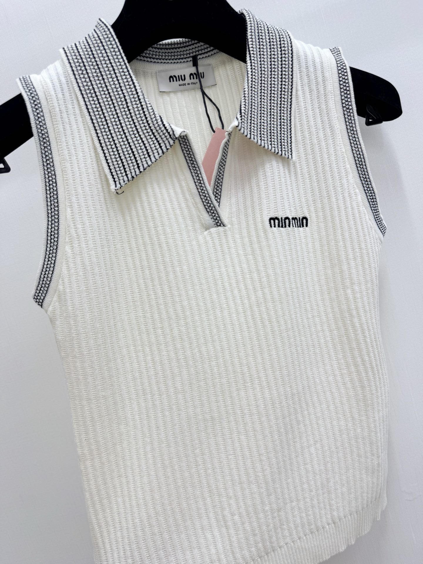 MIUMI* 简约Polo领针织背心，Logo图案修饰点缀 上身高级氛围感🈵️🈵️ 三色SML
