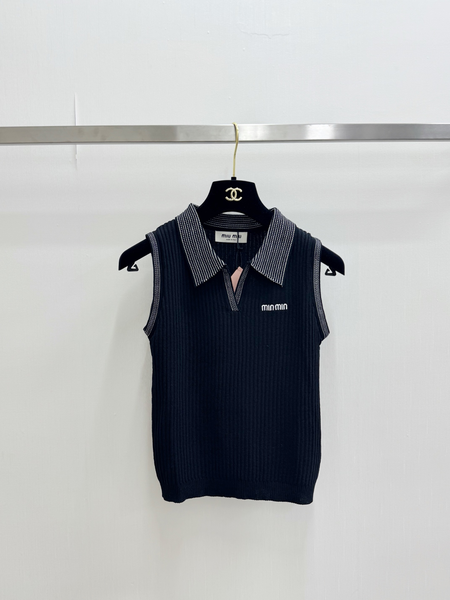 MIUMI* 简约Polo领针织背心，Logo图案修饰点缀 上身高级氛围感🈵️🈵️ 三色SML