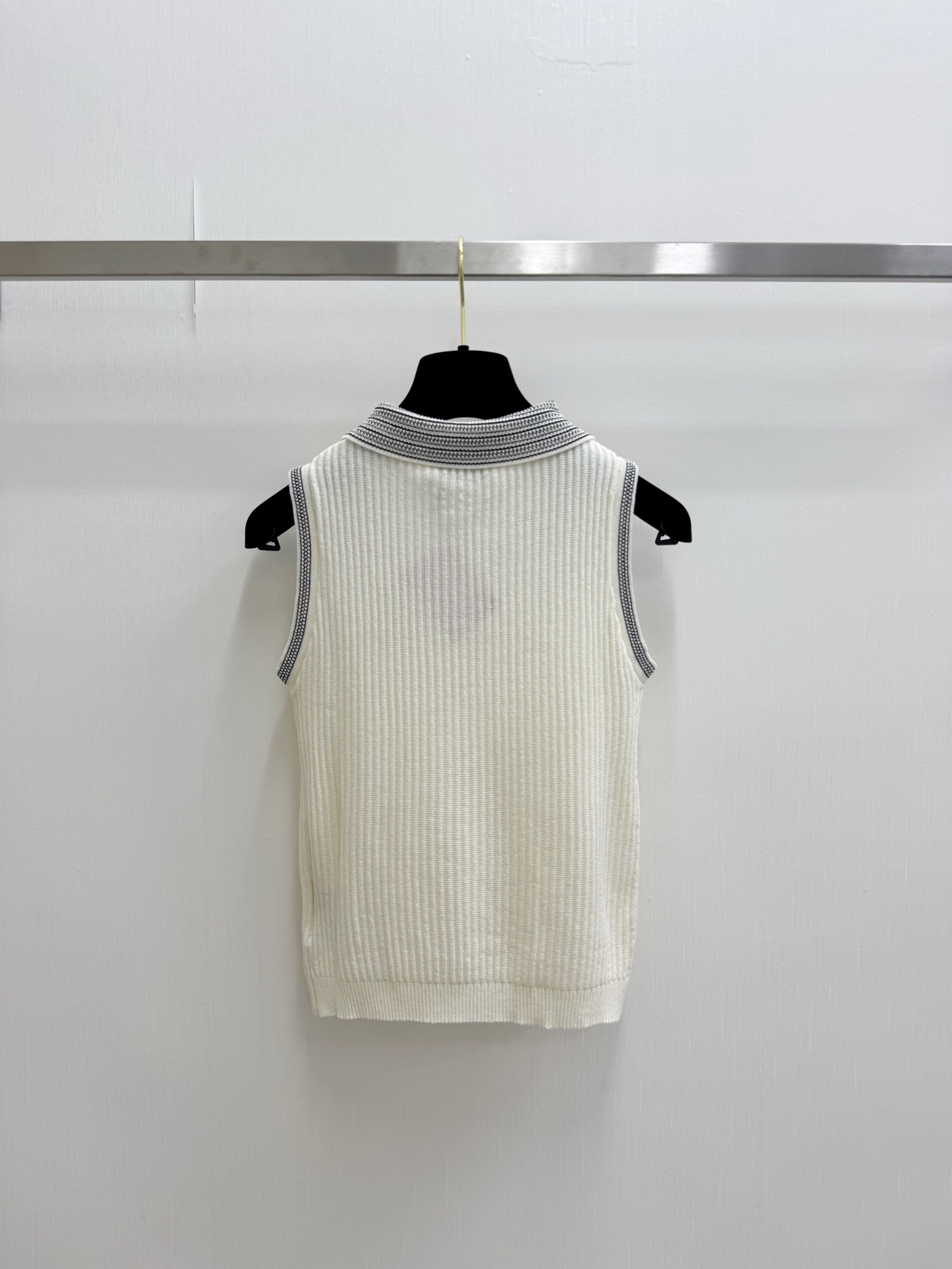 MIUMI* 简约Polo领针织背心，Logo图案修饰点缀 上身高级氛围感🈵️🈵️ 三色SML