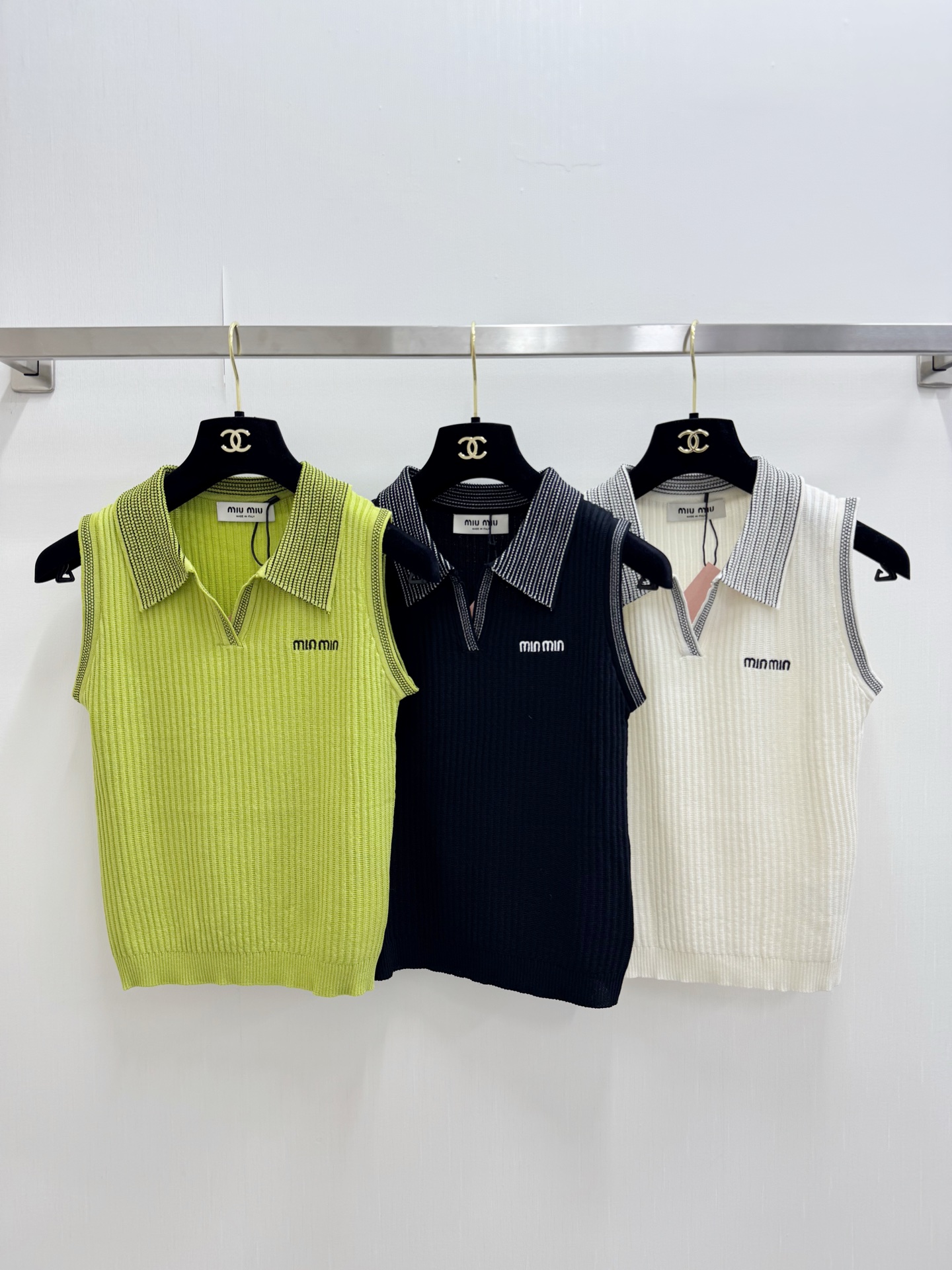 NO:893207,MIUMI* Simple Polo collar knitted vest, logo pattern decoration on the upper body with a high-end atmosphere. Three colors SML,,miumiu,19860909MIUMI* 简约Polo领针织背心,Logo图案修饰点缀 上身高级氛围感 三色SML,,miumiu,,Women's clothing