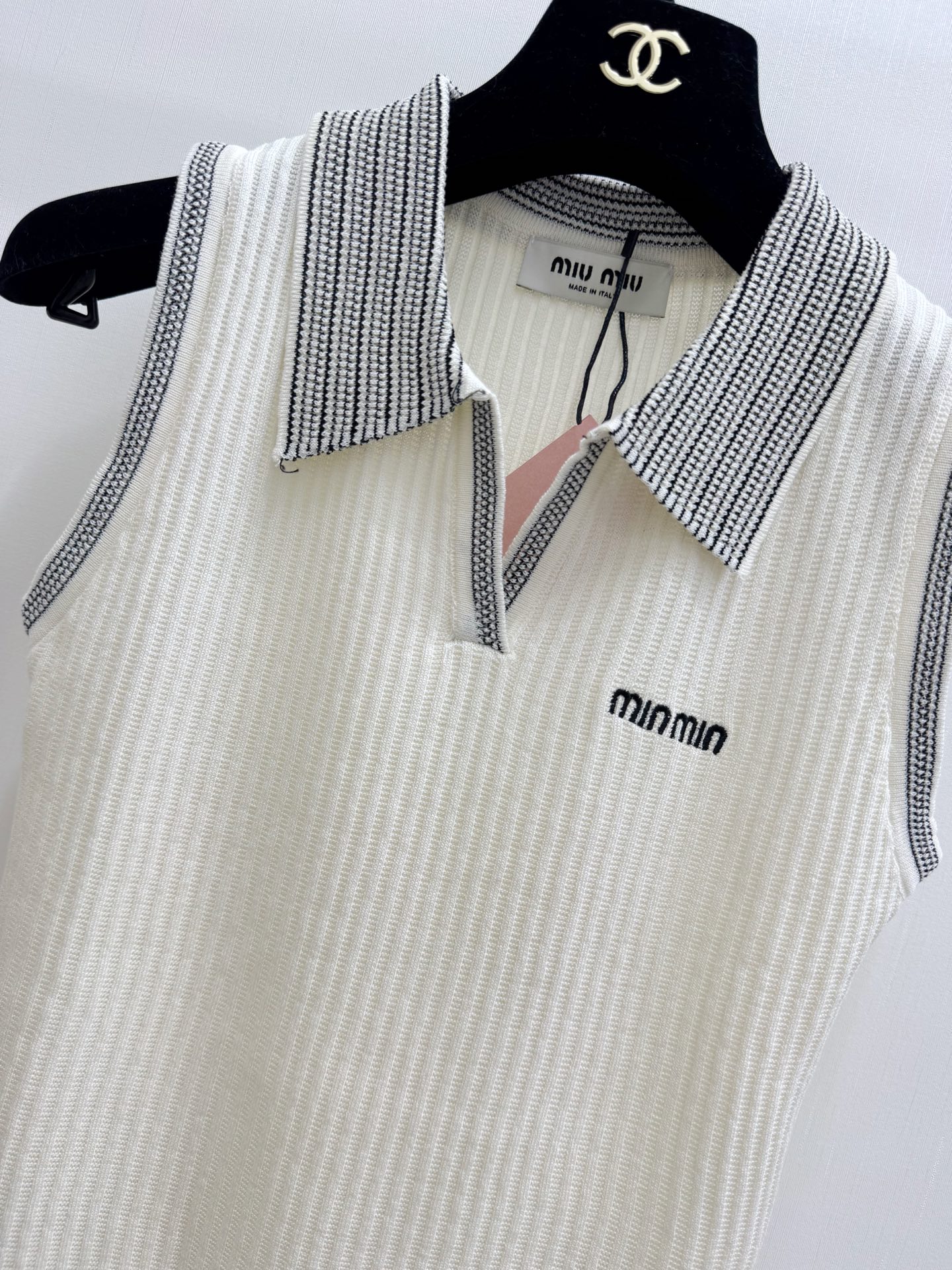 MIUMI* 简约Polo领针织背心，Logo图案修饰点缀 上身高级氛围感🈵️🈵️ 三色SML