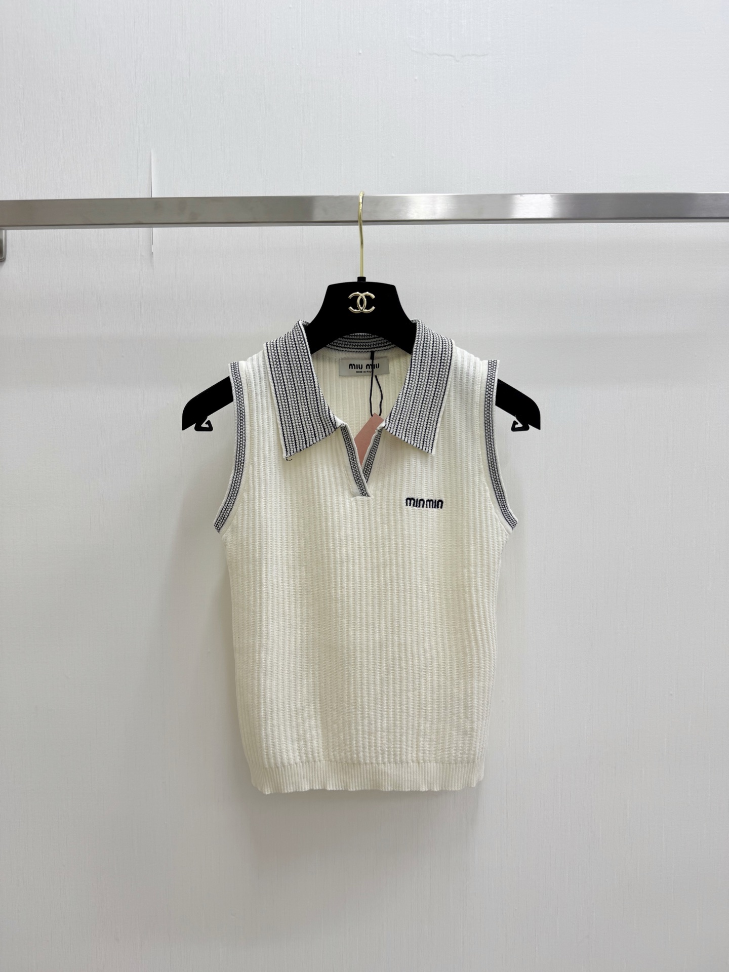MIUMI* 简约Polo领针织背心，Logo图案修饰点缀 上身高级氛围感🈵️🈵️ 三色SML