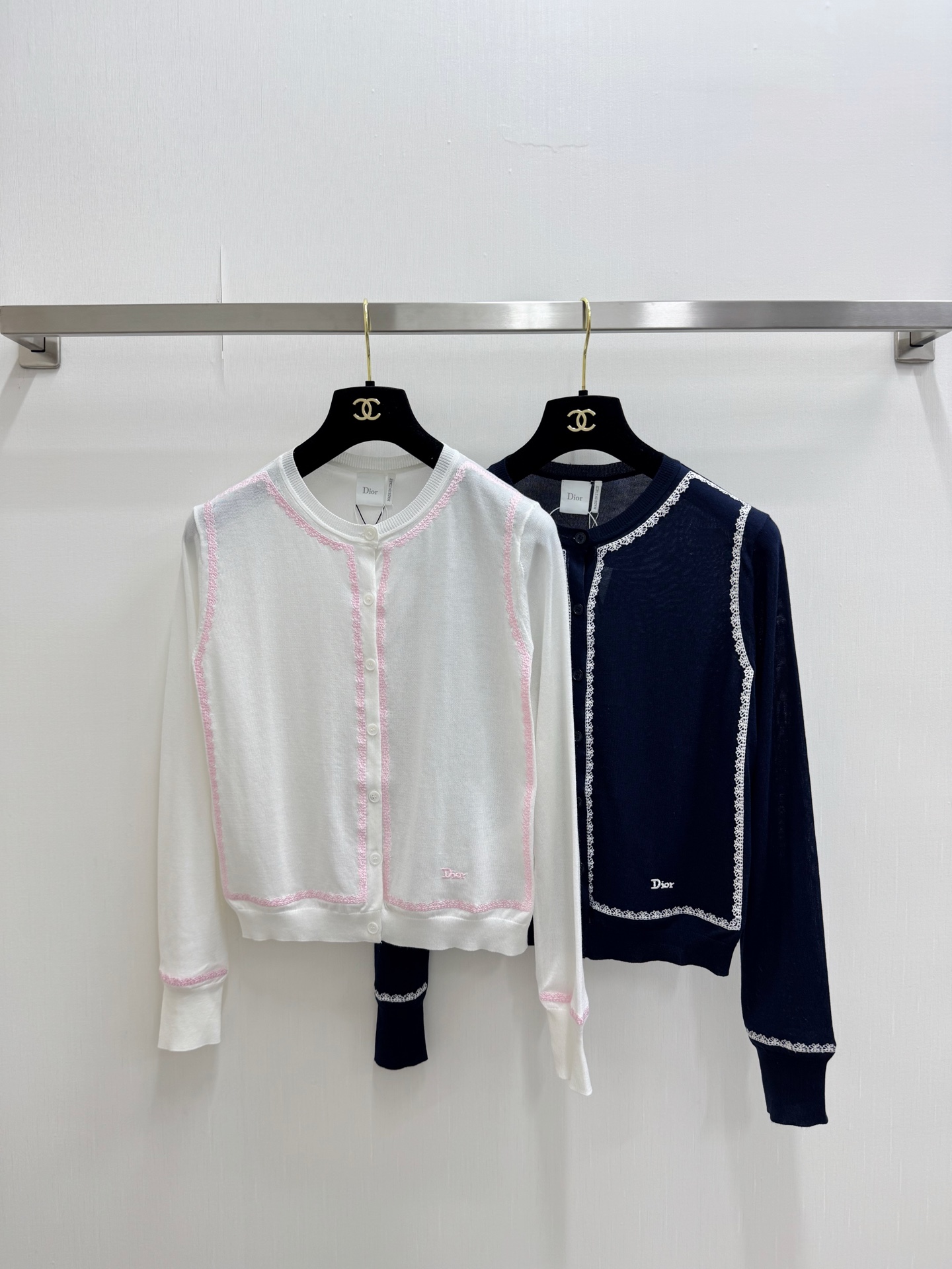 NO:907971,Dior's new lace cardigan, long-sleeved style, logo pattern decoration on the upper body, high-end atmosphere, two-color SML,, dior,19860909Dior 新款 蕾丝花边开衫长袖款 logo图案修饰点缀 上身高级氛围感 两色SML,,dior,,Women's clothing
