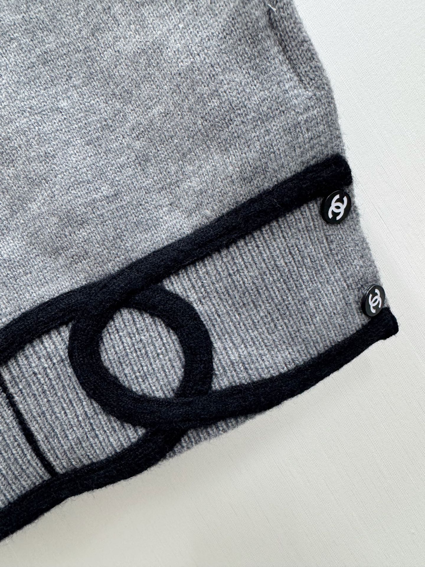 CHANEL 新款 简约风马甲款 logo图案修饰点缀 上身高级氛围感🈵️🈵️ 三色SML