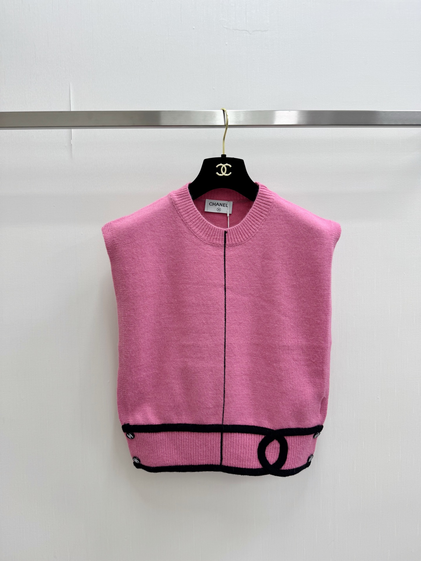 CHANEL 新款 简约风马甲款 logo图案修饰点缀 上身高级氛围感🈵️🈵️ 三色SML