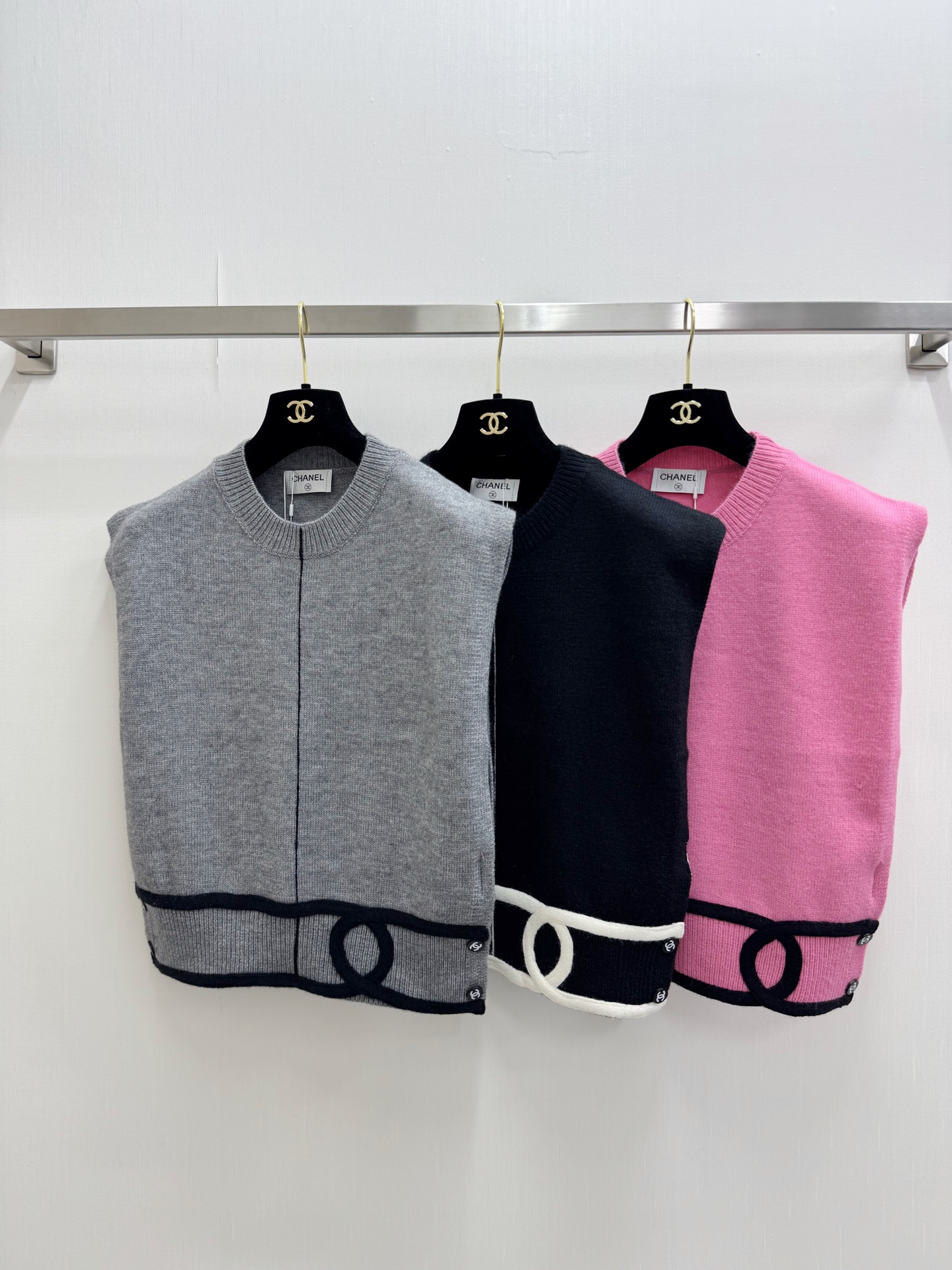 NO:907985,CHANEL's new simple style vest with logo pattern decoration on the upper body with a high-end atmosphere. Three colors SML,,chanel,19860909CHANEL 新款 简约风马甲款 logo图案修饰点缀 上身高级氛围感 三色SML,,chanel,,Women's clothing