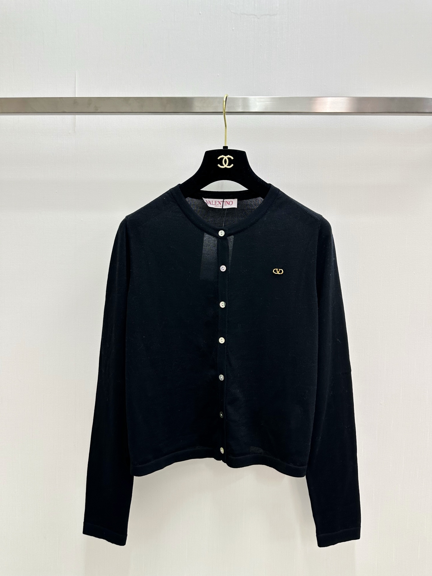 Valentino 新款 薄款开衫长袖款 logo图案修饰点缀 上身高级氛围感🈵️🈵️ 三色SML