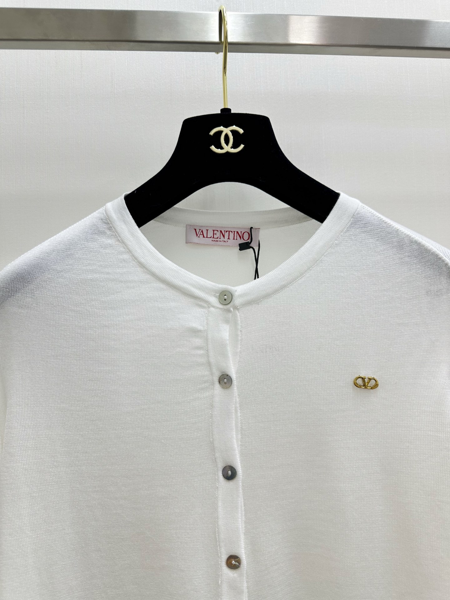 Valentino 新款 薄款开衫长袖款 logo图案修饰点缀 上身高级氛围感🈵️🈵️ 三色SML