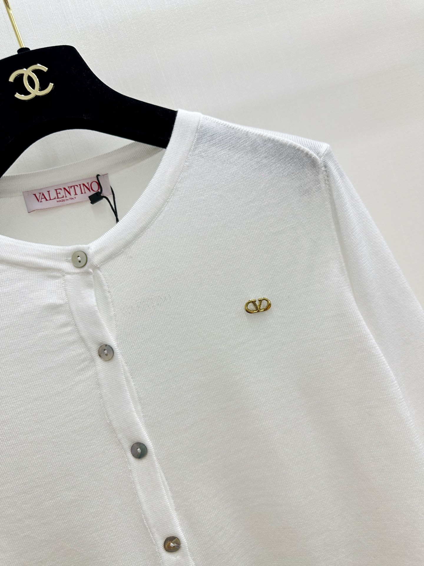 Valentino 新款 薄款开衫长袖款 logo图案修饰点缀 上身高级氛围感🈵️🈵️ 三色SML