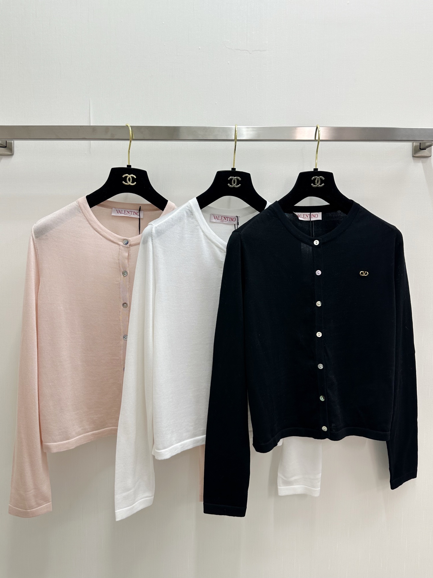 NO:907990,Valentino's new thin cardigan with long sleeves, logo pattern decoration and high-end atmosphere on the upper body, three colors SML,,valentino,19860909Valentino 新款 薄款开衫长袖款 logo图案修饰点缀 上身高级氛围感 三色SML,,valentino,,Women's clothing