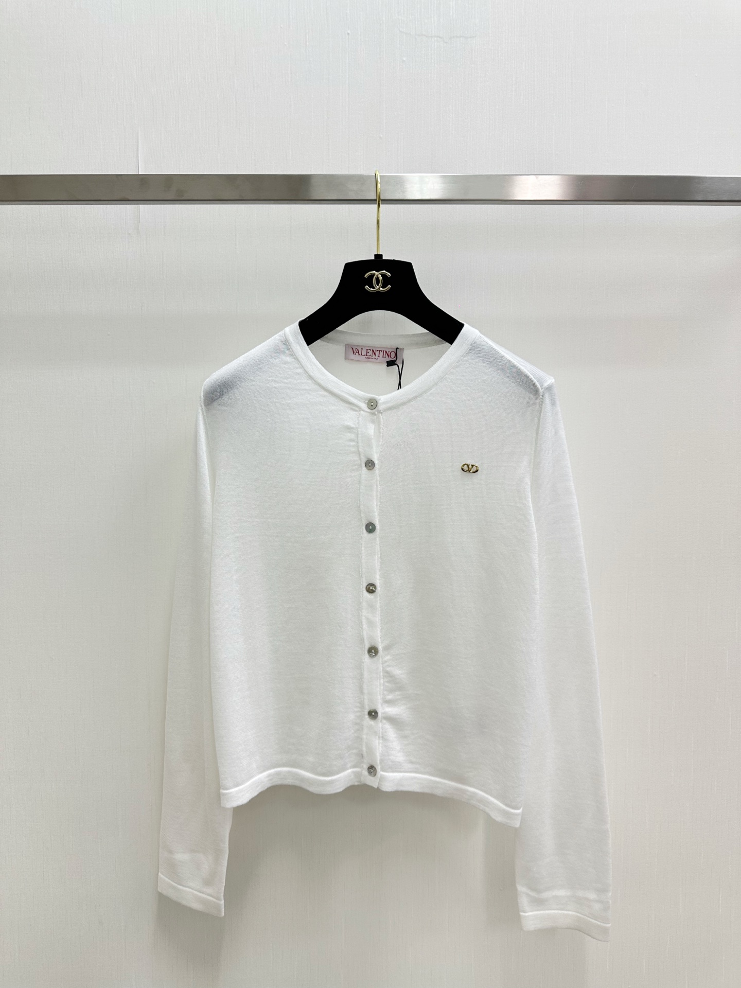 Valentino 新款 薄款开衫长袖款 logo图案修饰点缀 上身高级氛围感🈵️🈵️ 三色SML