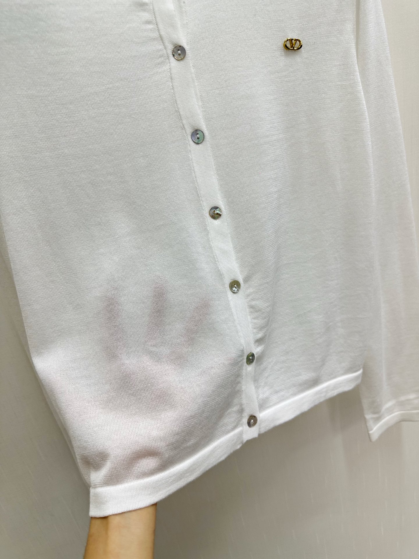 Valentino 新款 薄款开衫长袖款 logo图案修饰点缀 上身高级氛围感🈵️🈵️ 三色SML