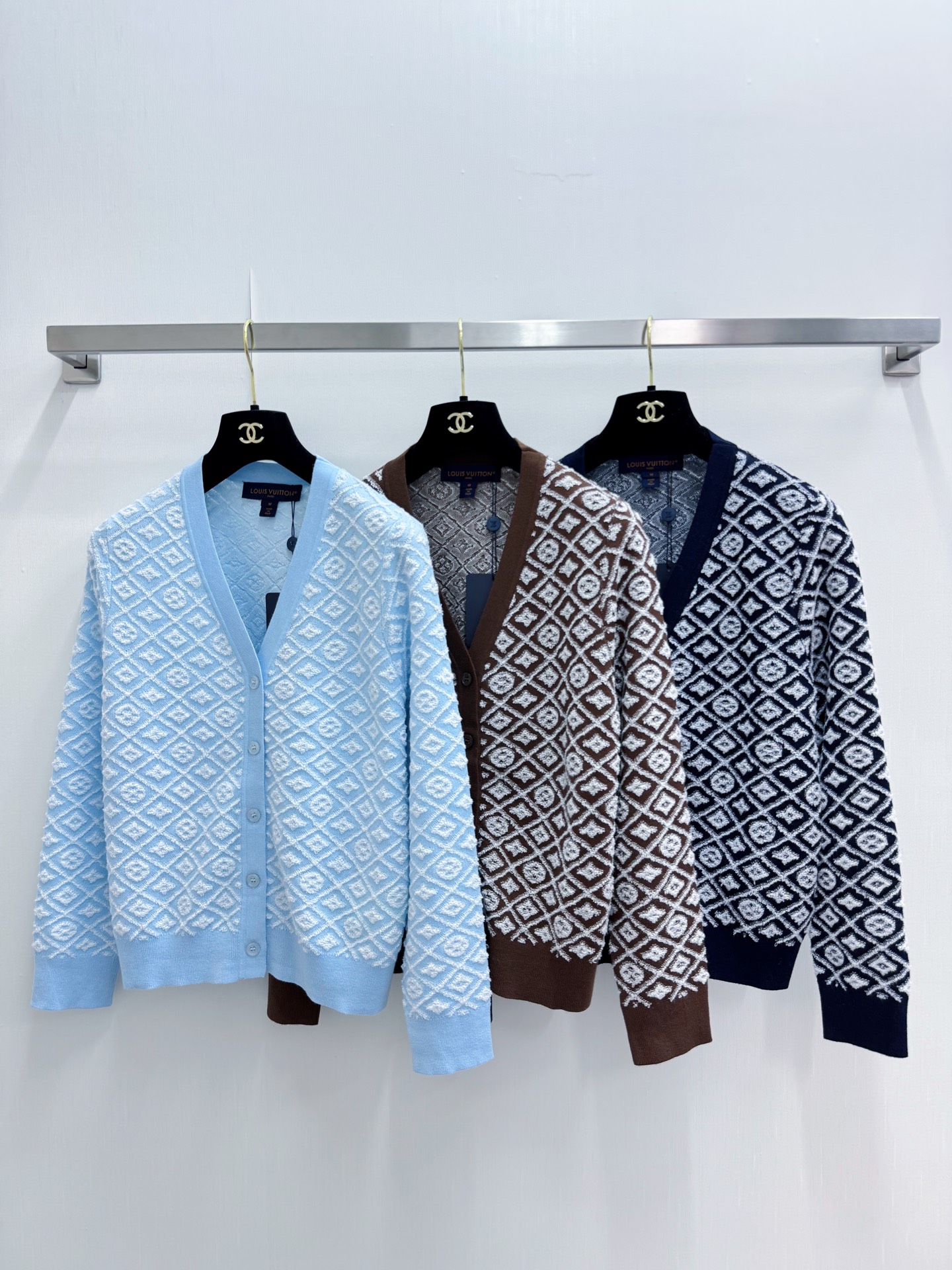 NO:907945,LV's new jacquard V-neck cardigan, long-sleeved style, logo pattern decoration, upper body with high-end atmosphere, three-color SML l,, louis vuitton,19860909LV 新款 提花V领开衫长袖款 logo图案修饰点缀 上身高级氛围感 三色SML l,,louis vuitton,,Women's clothing