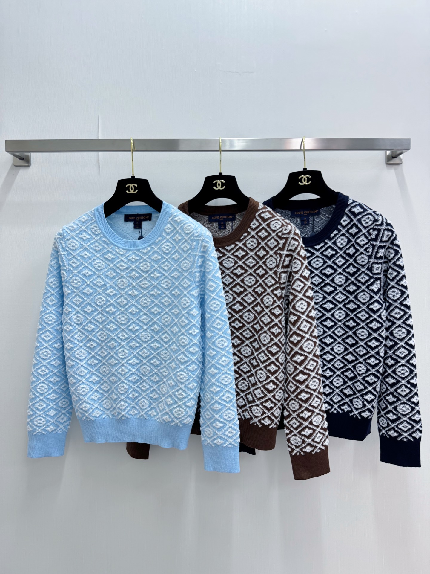 NO:907951,LV's new jacquard round neck long-sleeved style, logo pattern decoration and high-end atmosphere on the upper body, three-color SML, Louis Vuitton,19860909LV 新款 提花圆领长袖款 logo图案修饰点缀 上身高级氛围感 三色SML,,louis vuitton,,Women's clothing