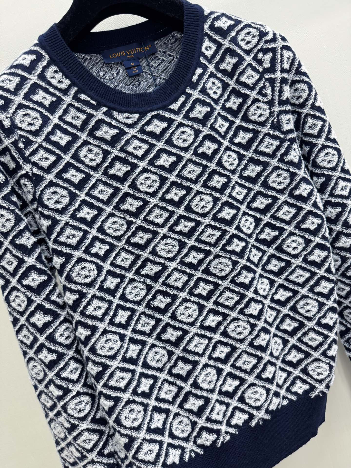LV 新款 提花圆领长袖款 logo图案修饰点缀 上身高级氛围感🈵️🈵️ 三色SML