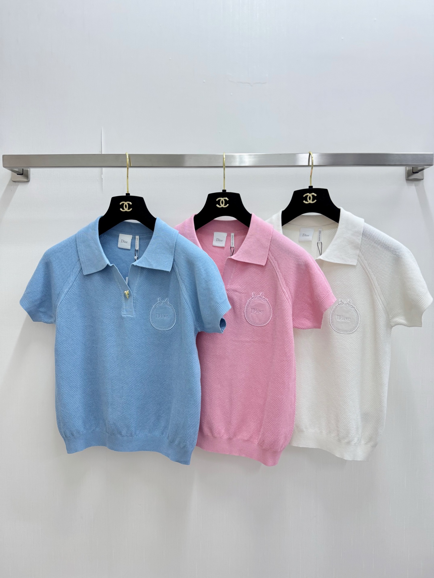 NO:907957,Dior's new simple style Polo collar short-sleeved style logo pattern decoration upper body with high-end atmosphere three-color SML, dior, T-shirt,19860909Dior 新款 简约风Polo领短袖款 logo图案修饰点缀 上身高级氛围感 三色SML,,dior,T-shirt,,Women's clothing