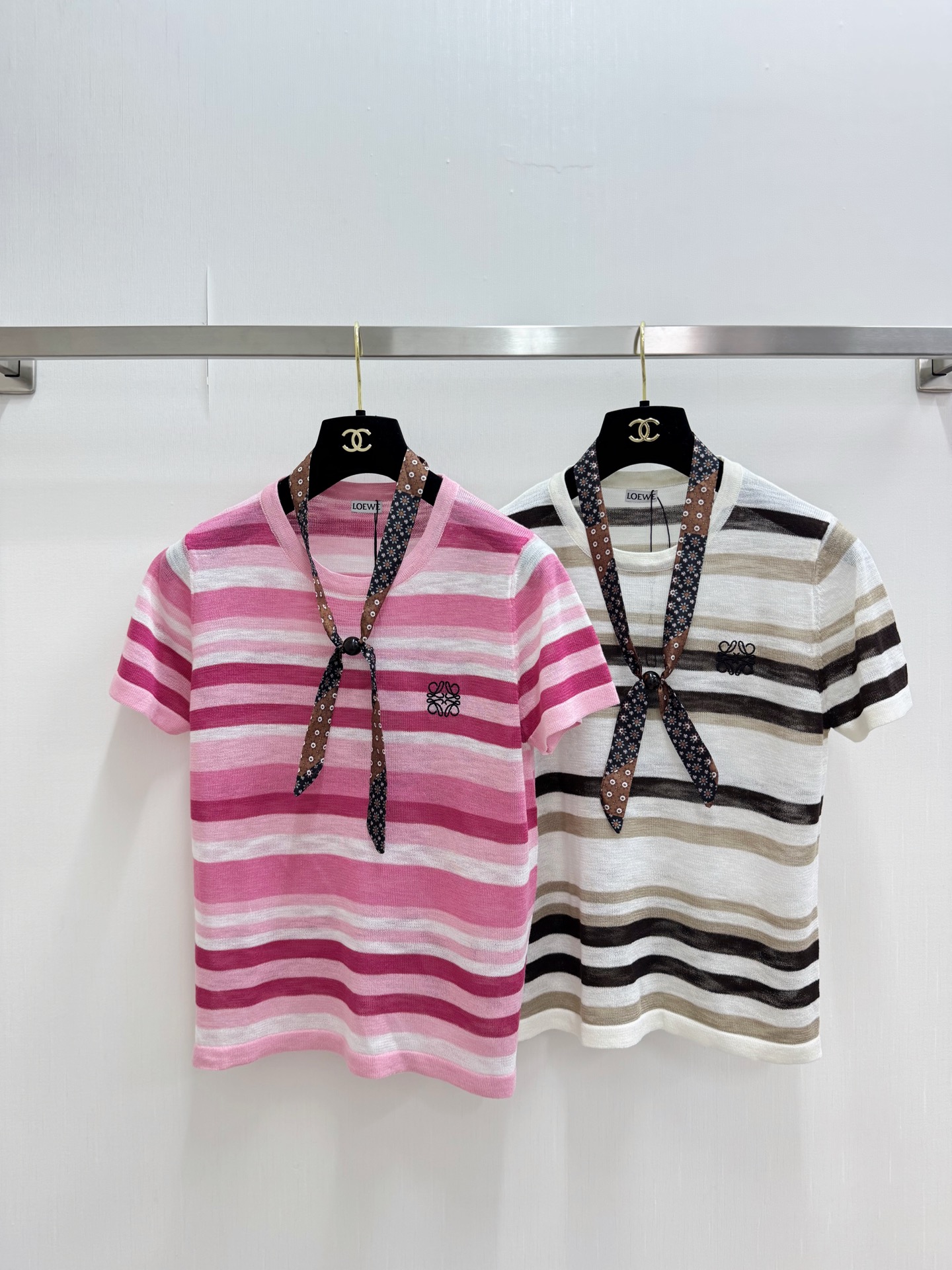NO:907962,Loewe striped splicing short-sleeved model with logo pattern decoration on the upper body and a high-end atmosphere. Two-color SML l,,loewe,T-shirt,19860909Loewe 条纹拼接短袖款 logo图案修饰点缀 上身高级氛围感 两色SML l,,loewe,T-shirt,,Women's clothing