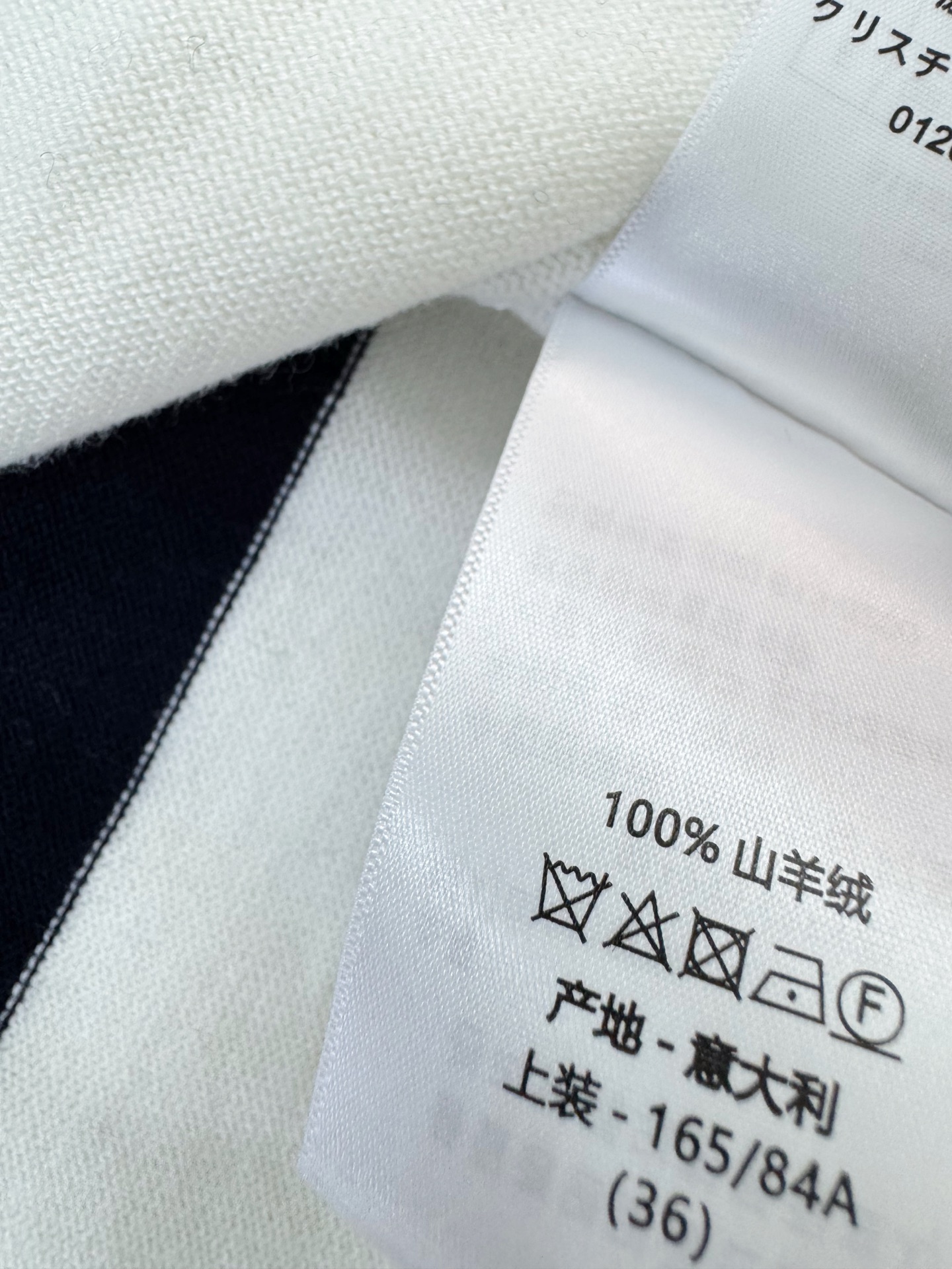 Dior 官网同款条纹撞色V领开衫款 logo图案修饰点缀 上身高级氛围感🈵️🈵️ 码数SML