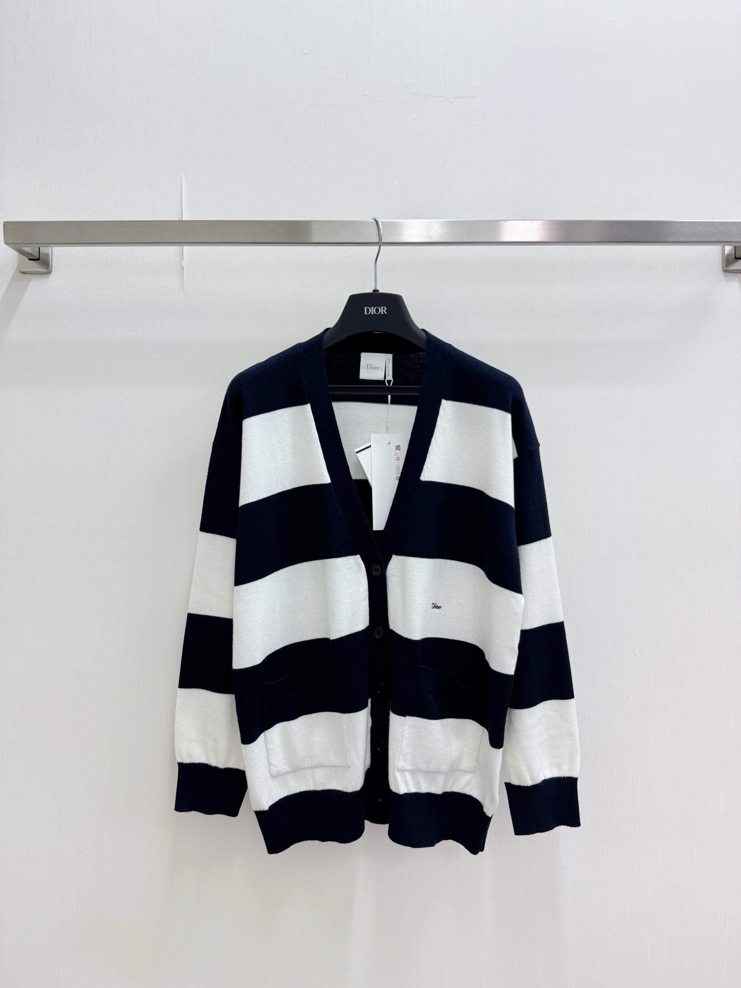 NO:907967,Dior official website same style striped contrast color V-neck cardigan with logo pattern decoration on the upper body for a high-end atmosphere Size SML,, dior,19860909Dior 官网同款条纹撞色V领开衫款 logo图案修饰点缀 上身高级氛围感 码数SML,,dior,,Women's clothing