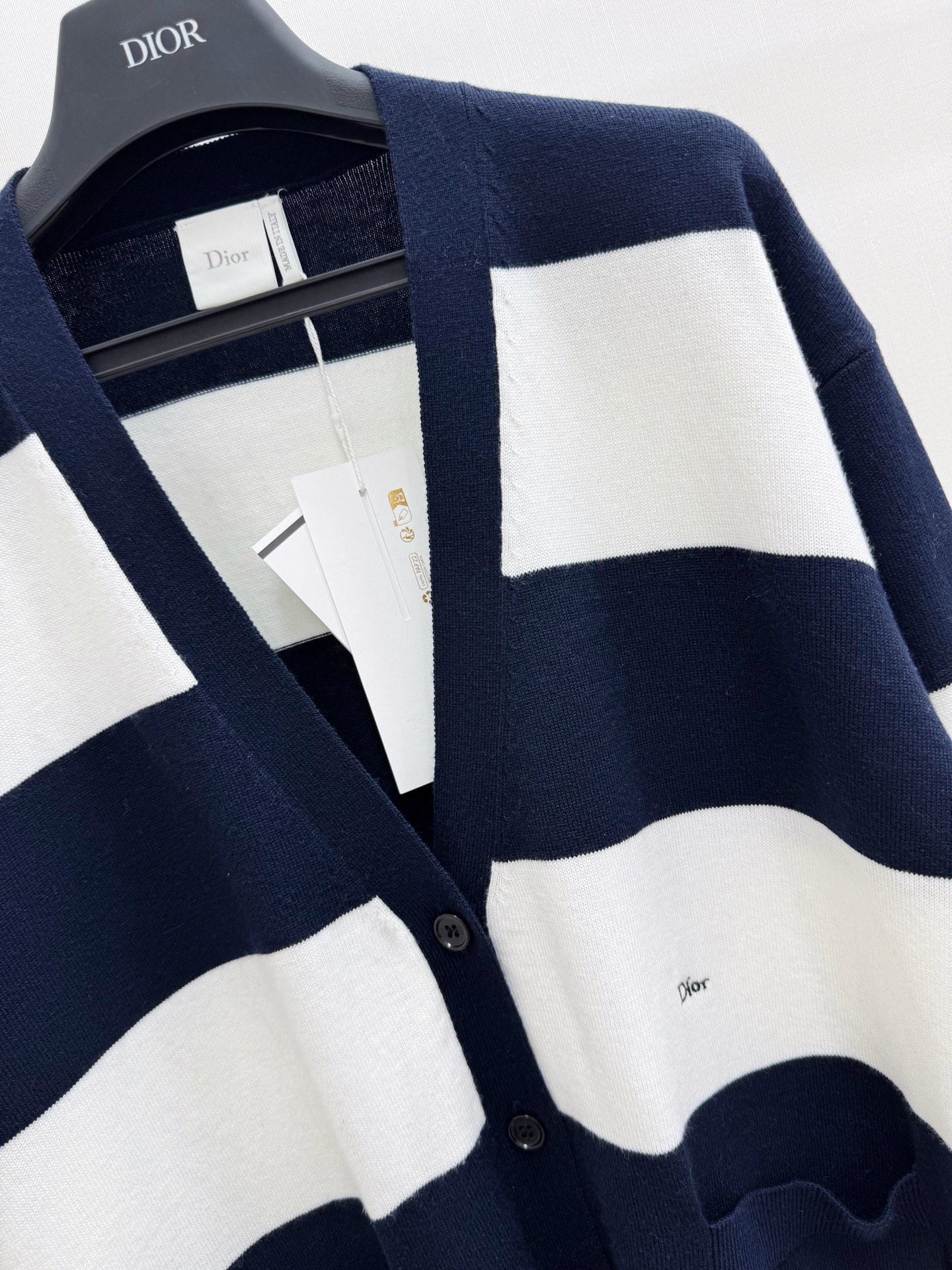 Dior 官网同款条纹撞色V领开衫款 logo图案修饰点缀 上身高级氛围感🈵️🈵️ 码数SML