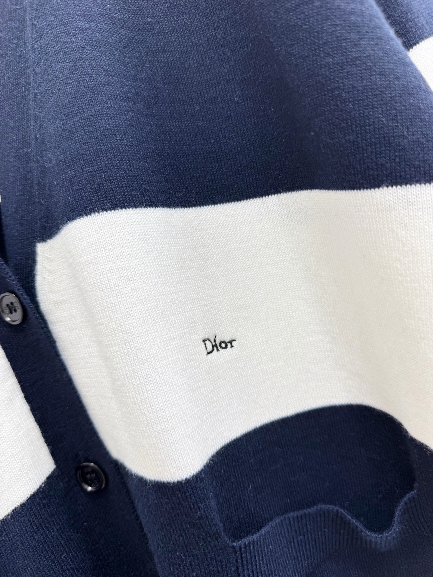 Dior 官网同款条纹撞色V领开衫款 logo图案修饰点缀 上身高级氛围感🈵️🈵️ 码数SML