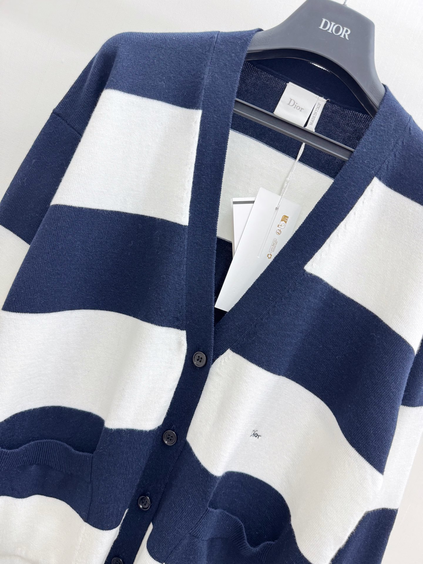 Dior 官网同款条纹撞色V领开衫款 logo图案修饰点缀 上身高级氛围感🈵️🈵️ 码数SML