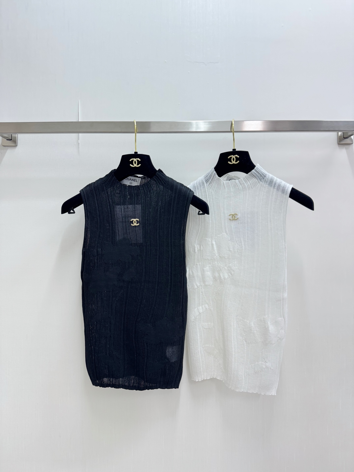 NO:907972,CHANEL Hollow Slim High Neck Vest Style Logo pattern decoration on the upper body with a high-end atmosphere Two-color SML,,chanel,19860909CHANEL 镂空修身高领背心款 Logo图案修饰点缀 上身高级氛围感 两色SML,,chanel,,Women's clothing