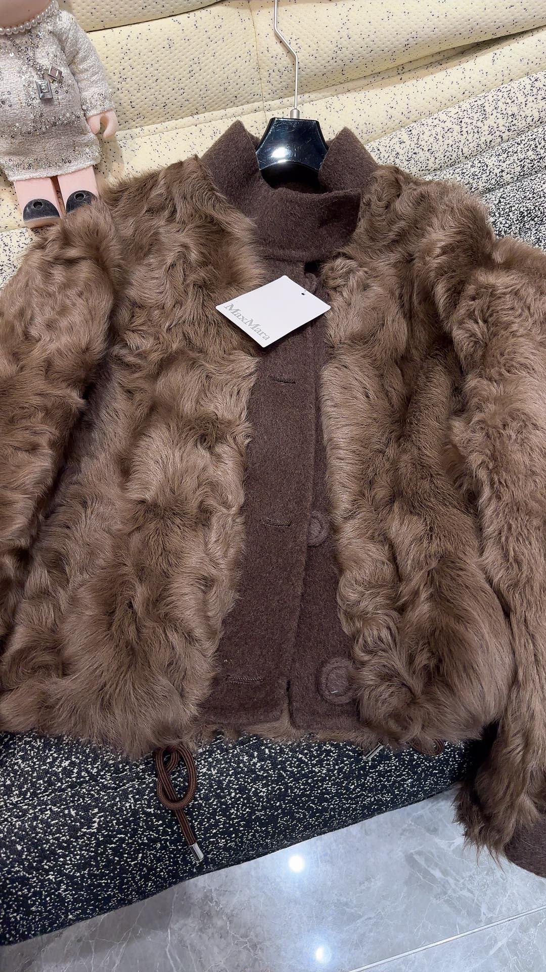 MAXMA*a Single-Rate Female Suit with Dust-Proof Bags Featuring Rare Little Lake Wool - 图片 3