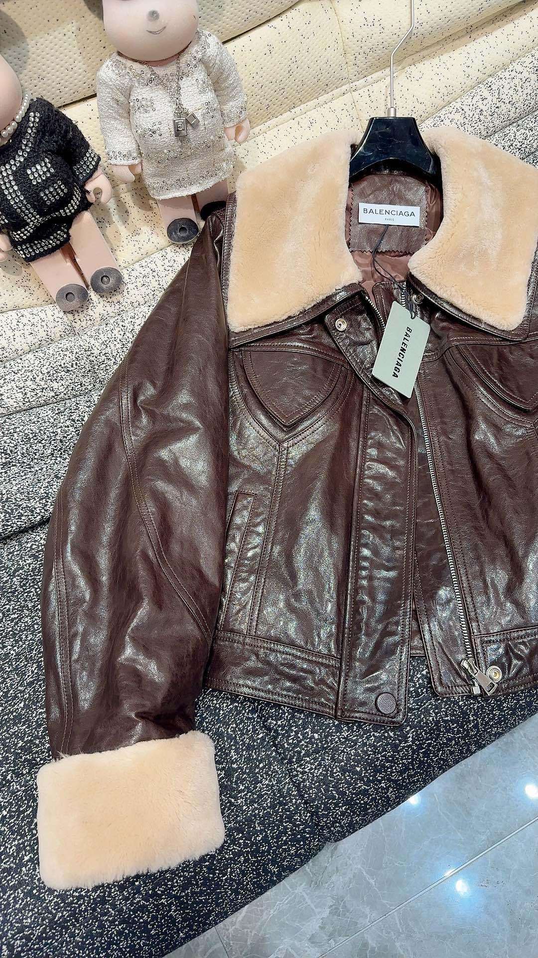 Luxurious Parisian Hood Coats with Sheepskin and White Velvet Accents - 图片 4