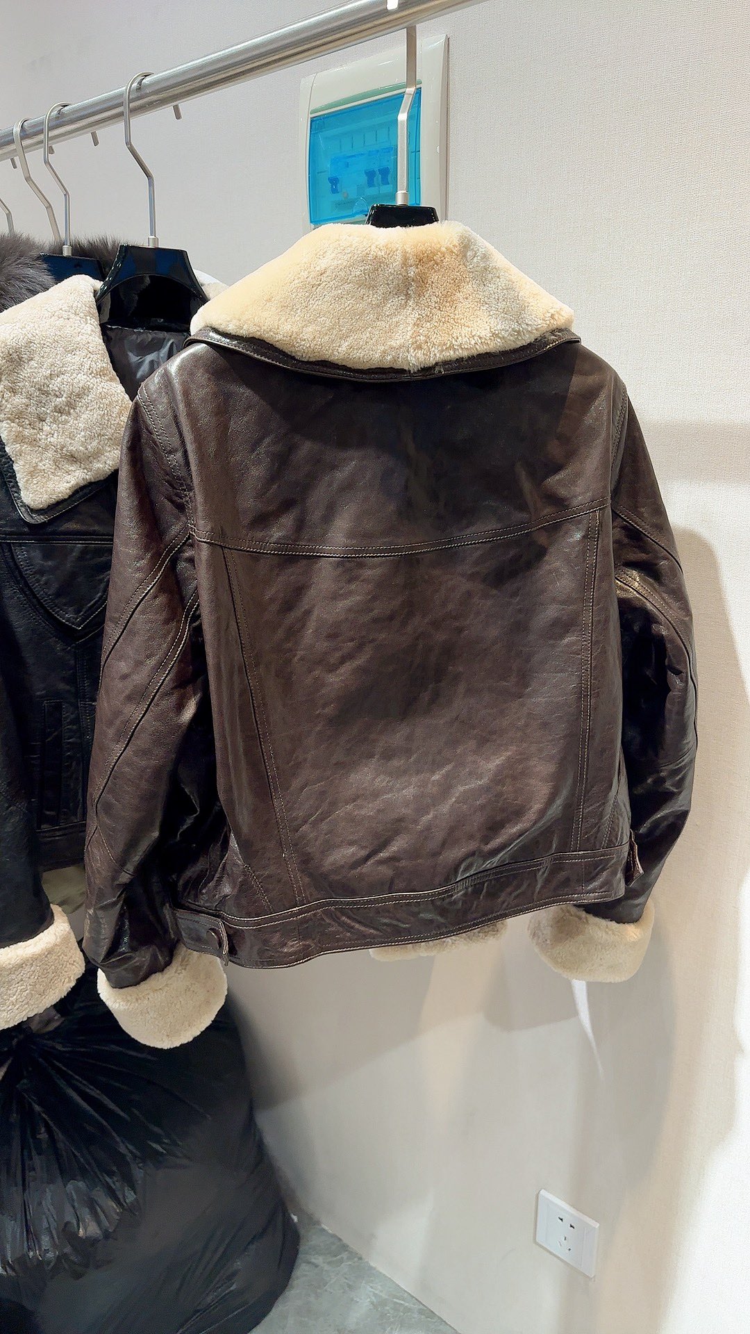 Luxurious Parisian Hood Coats with Sheepskin and White Velvet Accents - 图片 2