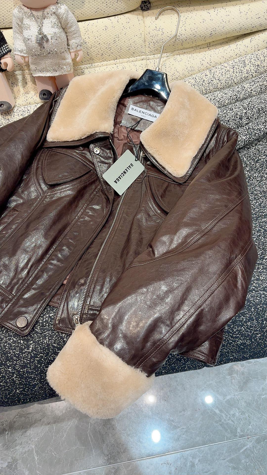 Luxurious Parisian Hood Coats with Sheepskin and White Velvet Accents - 图片 6
