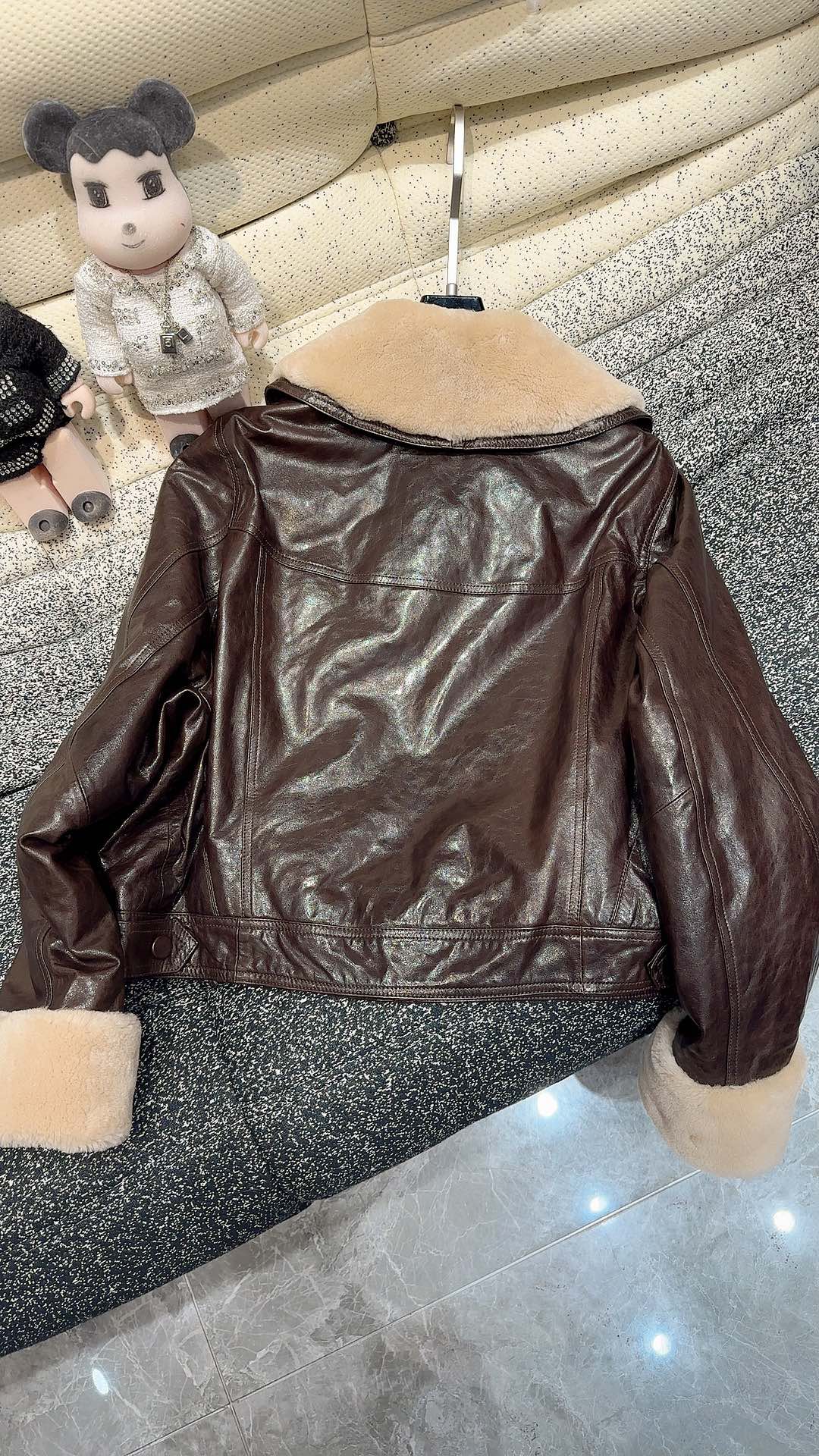 Luxurious Parisian Hood Coats with Sheepskin and White Velvet Accents - 图片 8