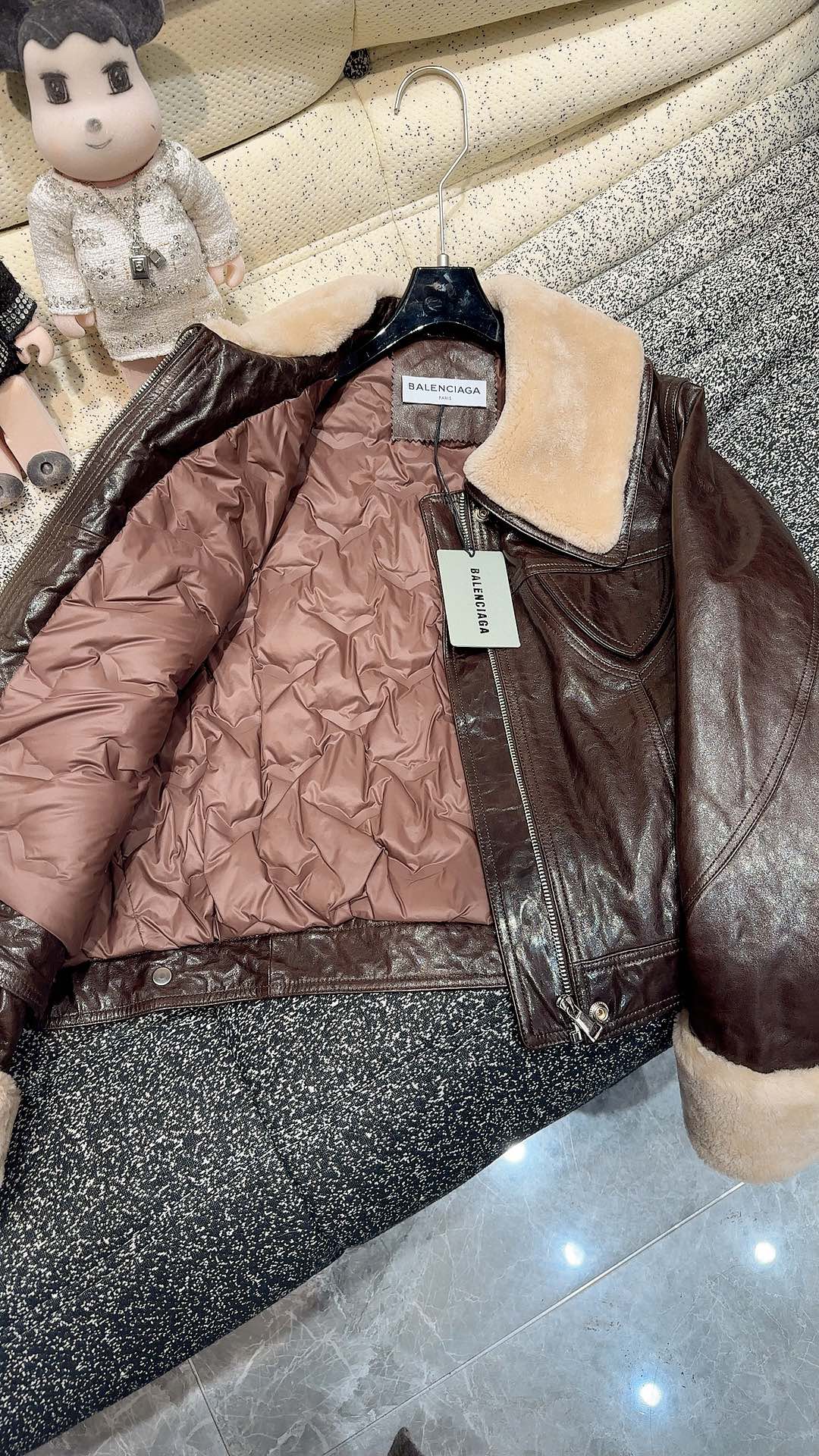 Luxurious Parisian Hood Coats with Sheepskin and White Velvet Accents - 图片 7