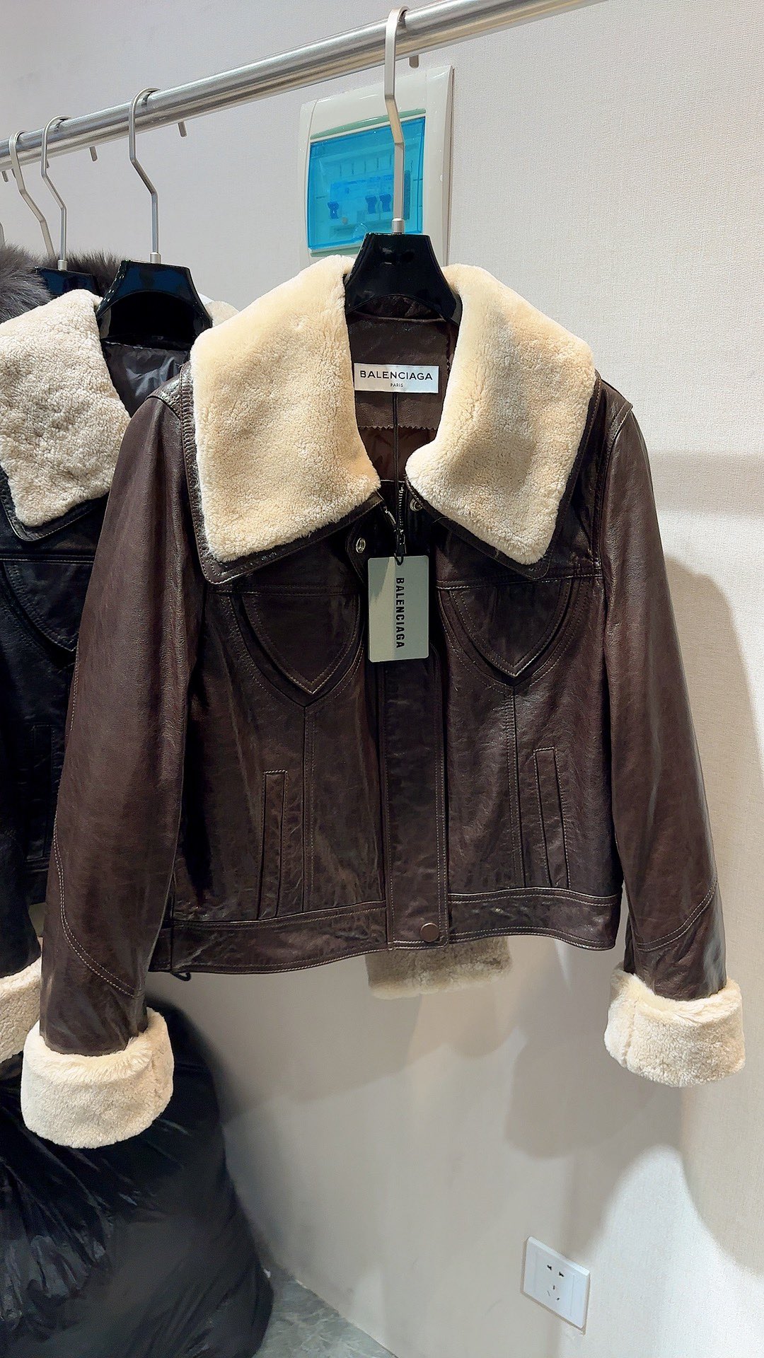Luxurious Parisian Hood Coats with Sheepskin and White Velvet Accents - 图片 1