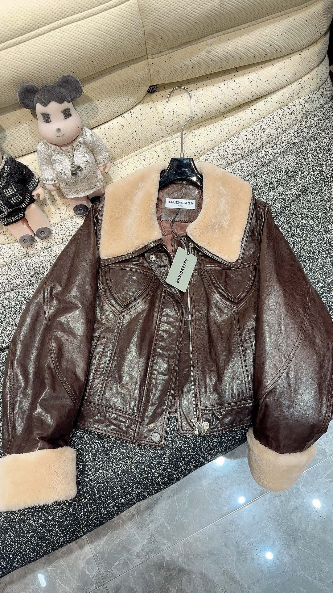 Luxurious Parisian Hood Coats with Sheepskin and White Velvet Accents - 图片 3