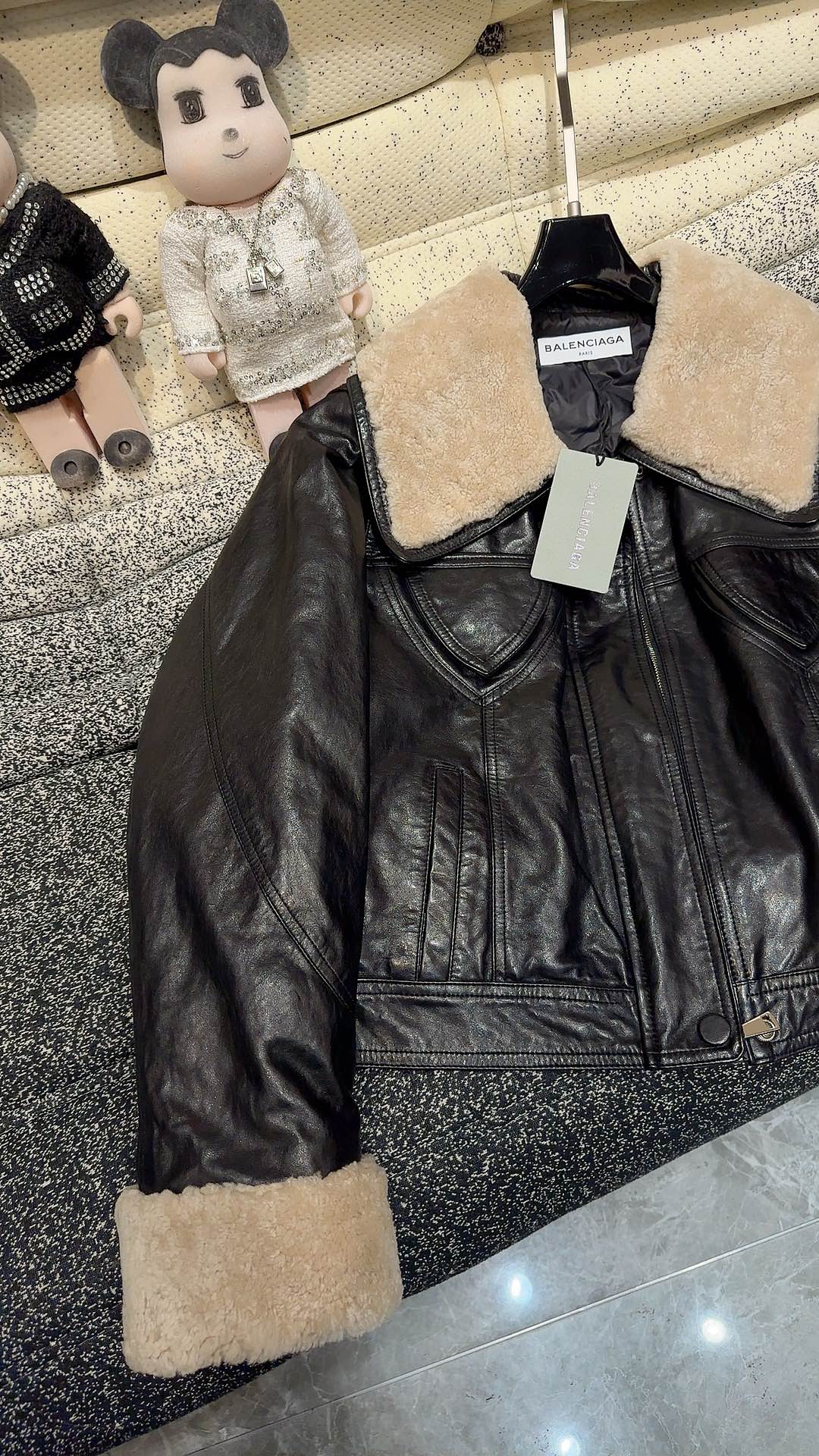 Luxurious Hood Coats Featuring Sheepskin and Velvet, Single-Handed Female Suit Collection - 图片 4