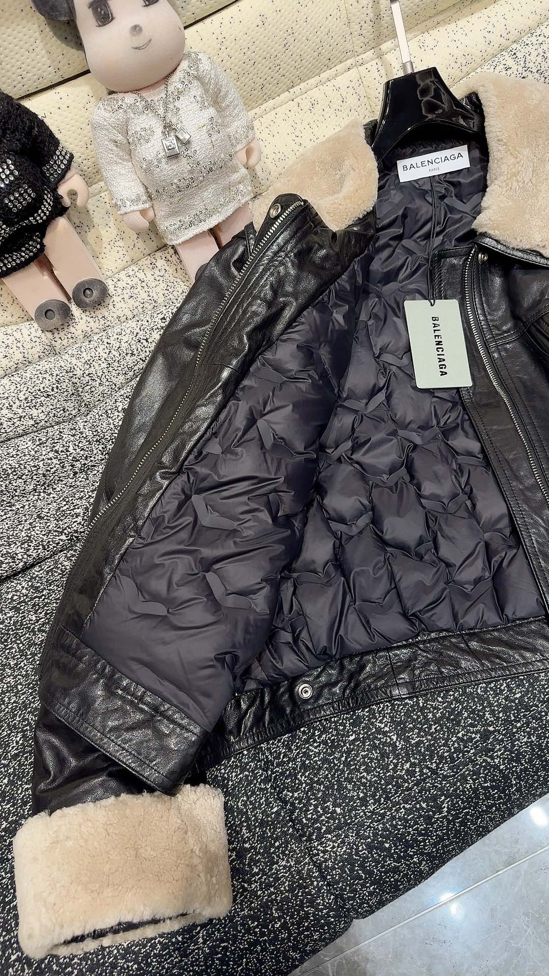 Luxurious Hood Coats Featuring Sheepskin and Velvet, Single-Handed Female Suit Collection - 图片 7