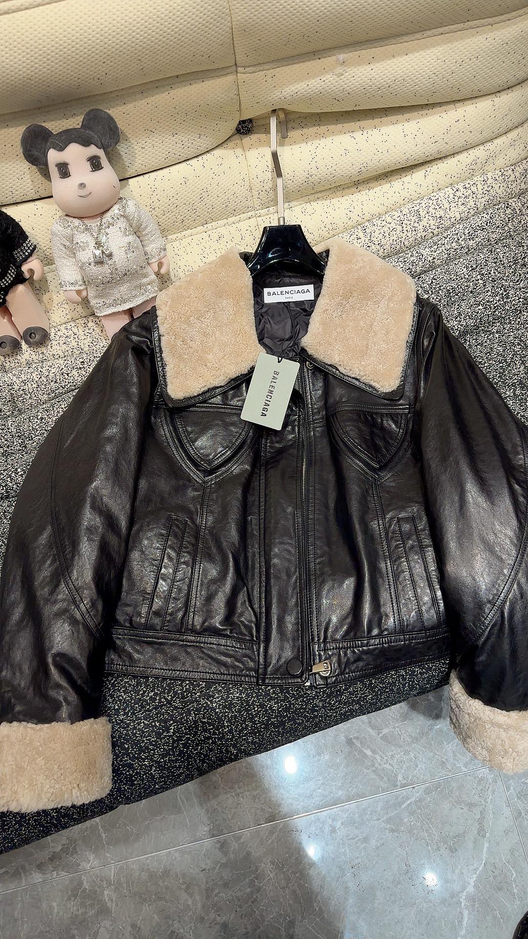 Luxurious Hood Coats Featuring Sheepskin and Velvet, Single-Handed Female Suit Collection - 图片 3