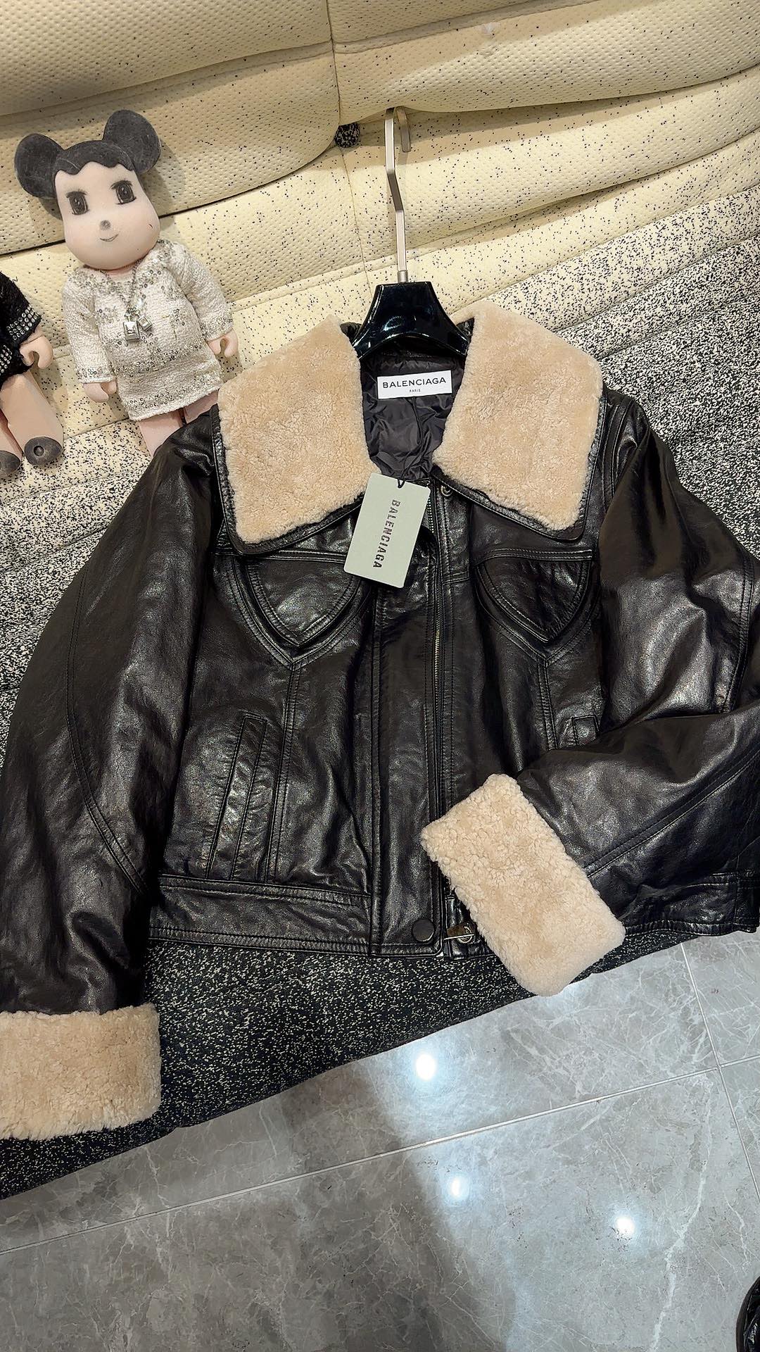 Luxurious Hood Coats Featuring Sheepskin and Velvet, Single-Handed Female Suit Collection - 图片 6