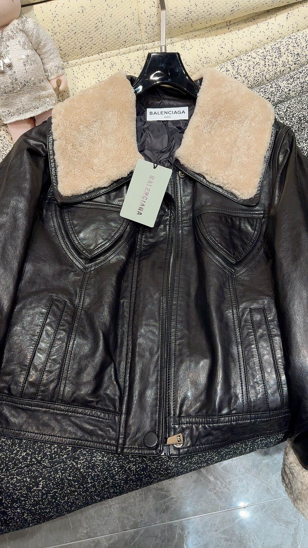 Luxurious Hood Coats Featuring Sheepskin and Velvet, Single-Handed Female Suit Collection - 图片 5