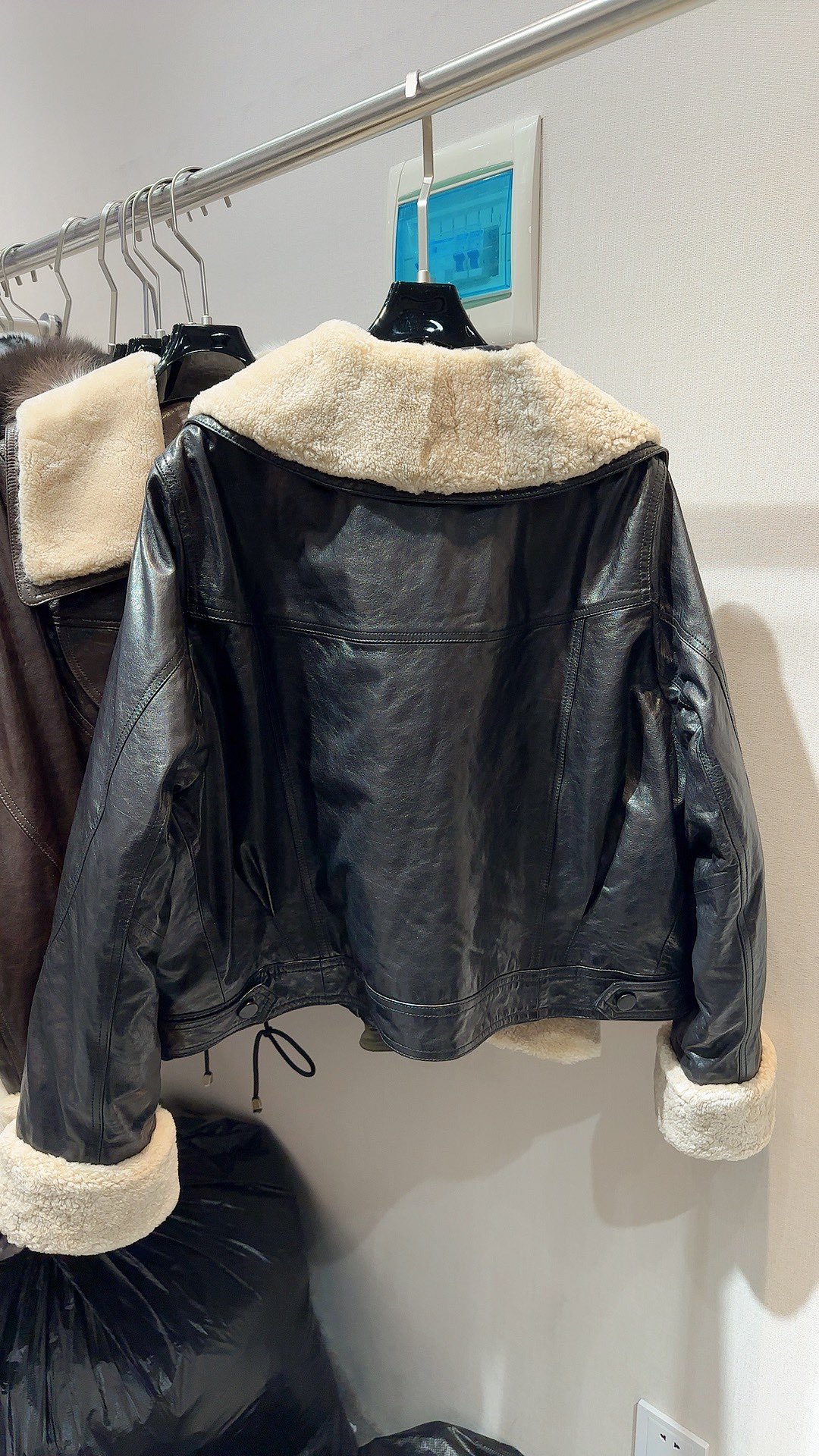 Luxurious Hood Coats Featuring Sheepskin and Velvet, Single-Handed Female Suit Collection - 图片 2