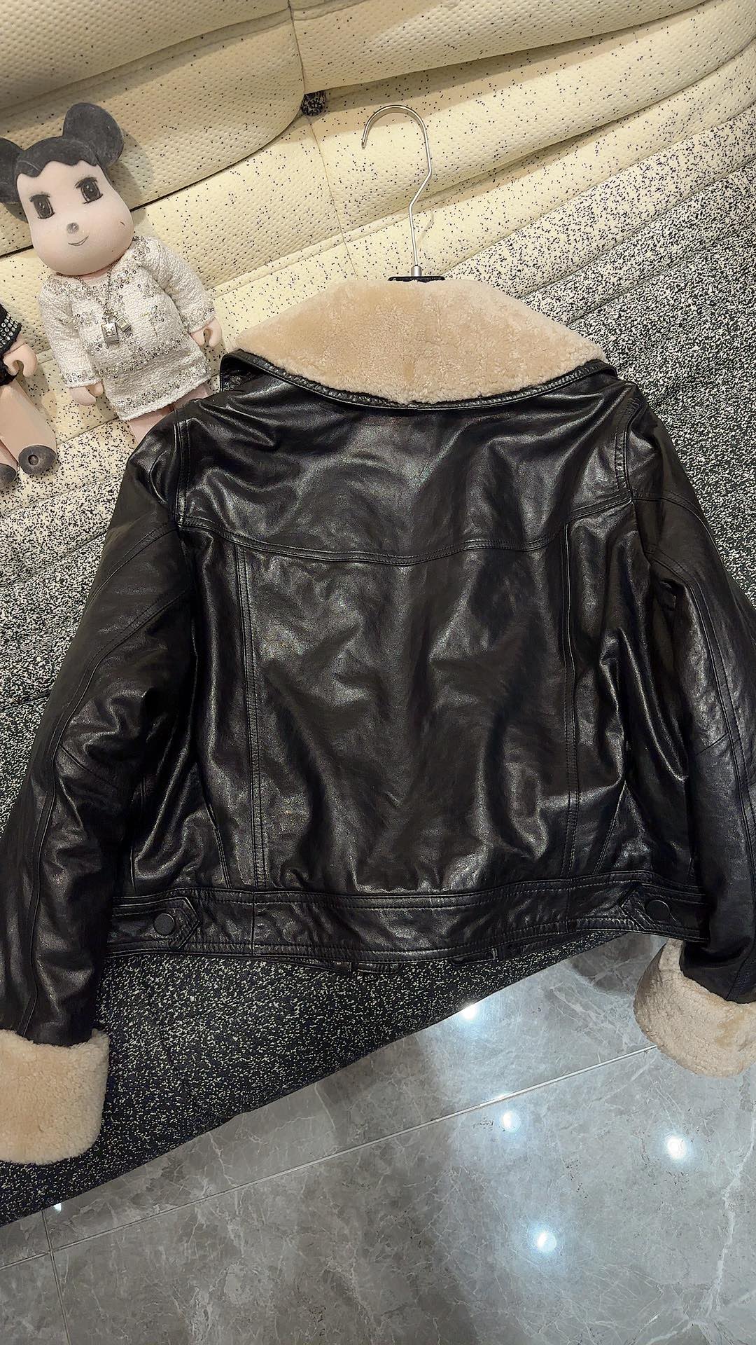 Luxurious Hood Coats Featuring Sheepskin and Velvet, Single-Handed Female Suit Collection - 图片 8