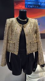Une veste Chane* Xiaoxiang de la série antique que vous pourrez admirer les yeux fermés. Elle est magnifique et entièrement cousue main avec de la dentelle perlée Taille 36 38 40💰580. 1 Une veste Chane* Xiaoxiang de la série antique que vous pourrez admirer les yeux fermés. Elle est magnifique et entièrement cousue main avec de la dentelle perlée Taille 36 38 40💰580.