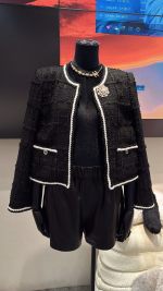 Veste noire Chane* exclusive de haute qualité, tissu exclusif sur mesure, tridimensionnel et stylé 👍 Taille 36 38 40 💰420 1 Veste noire Chane* exclusive de haute qualité, tissu exclusif sur mesure, tridimensionnel et stylé 👍 Taille 36 38 40 💰420