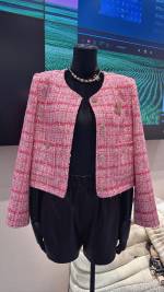 -Chanel Grid Coat Fabric Sainte Niche avec un réseau rose rouge et rose pour former une belle fabrication. 1 -Chanel Grid Coat Fabric Sainte Niche avec un réseau rose rouge et rose pour former une belle fabrication.