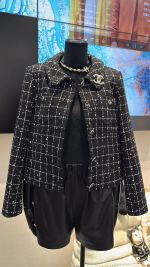 Veste noire à carreaux CHAN*L, tissu floral tridimensionnel personnalisé, version tridimensionnelle et élégante 😎 Numéro de code de la version populaire 36 38 40 💰450 1 Veste noire à carreaux CHAN*L, tissu floral tridimensionnel personnalisé, version tridimensionnelle et élégante 😎 Numéro de code de la version populaire 36 38 40 💰450