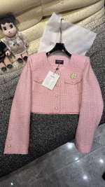 💕Manteau court rose Chane*, un incontournable des filles célébrités d'Internet La couleur rose tendre incomparablement épurée s'accorde avec le teint Taille : 36 38 40 💰360. 1 💕Manteau court rose Chane*, un incontournable des filles célébrités d’Internet La couleur rose tendre incomparablement épurée s’accorde avec le teint Taille : 36 38 40 💰360.