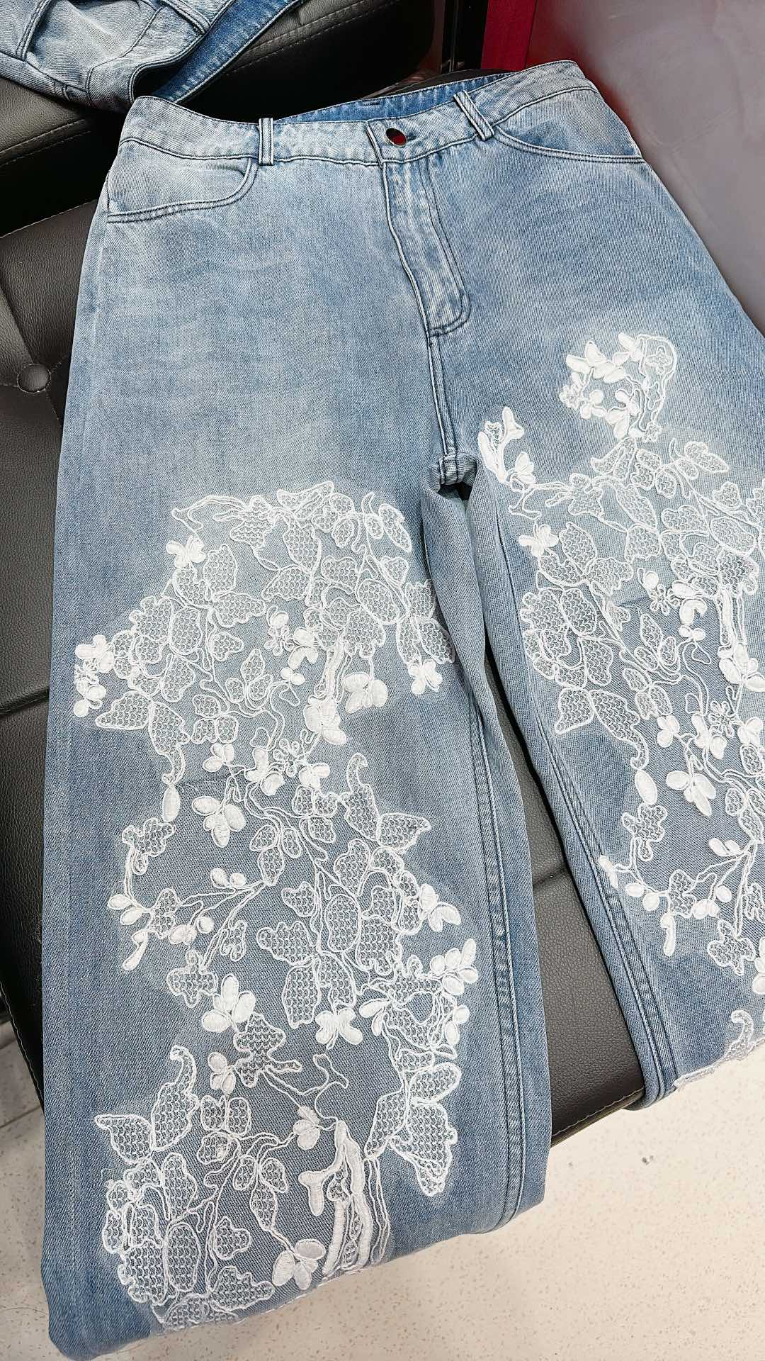 Luxury Italian Brand: Ermanno Scervino’s Lace-Embellished Women’s Suit in Sizes 38-42 - 图片 2