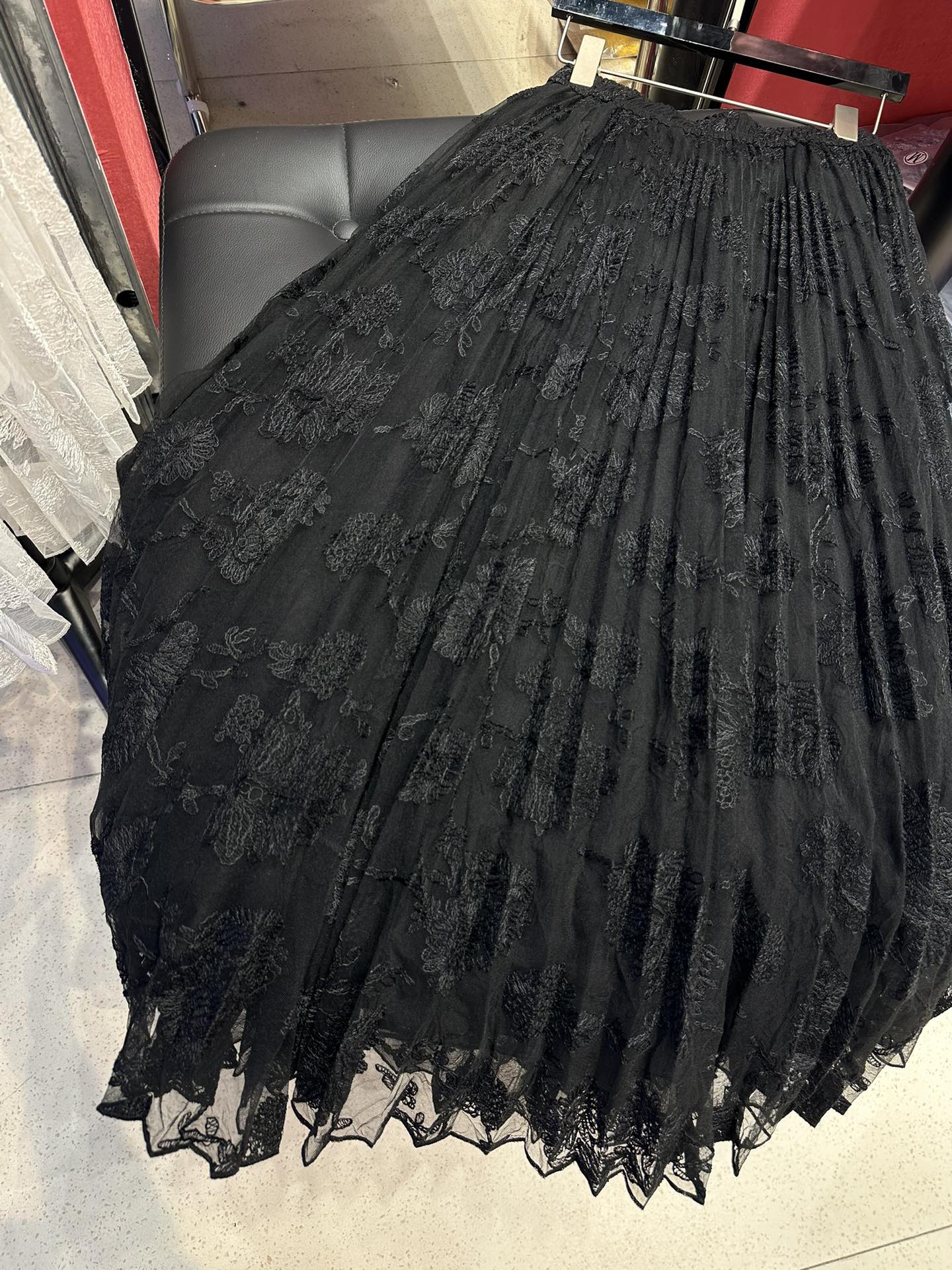Emmano Scervino Heavy Work Embroidered Half Skirt with High-Ordered Package. - 图片 3